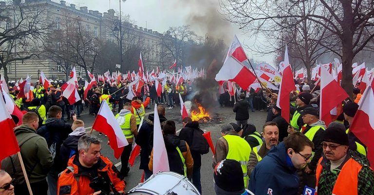 Protesting farmers clash with police in Warsaw