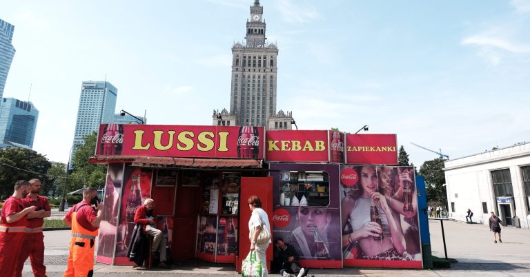 Famous fast food stand to disappear from in front of Warsaw landmark after 30 years