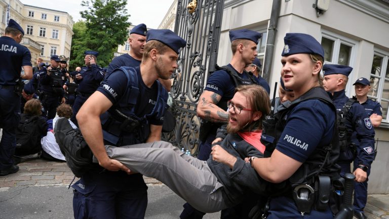 Rector calls in police to remove pro-Palestine protesters at University of Warsaw