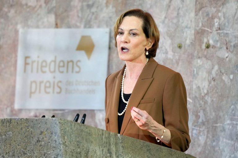 US writer Anne Applebaum appeals for arms for Ukraine as she accepts German peace prize