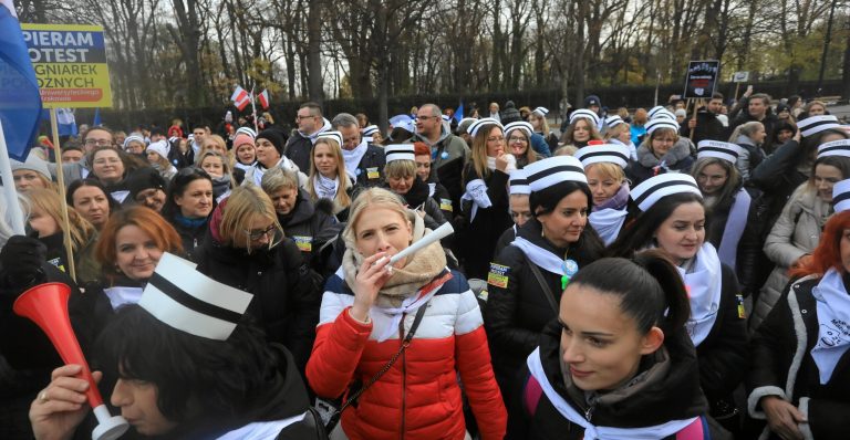 Healthcare workers protest in Warsaw for higher wages and more staff