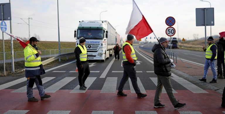 Polish farmers renew but then suspend protest blockade at Ukraine border